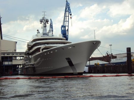 Yacht im Hamburger Hafen