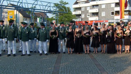 Der Königshof beim Antreten zum Zapfenstreich