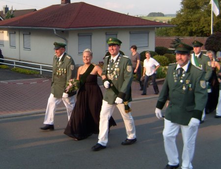 Das Königspaar auf dem Weg zum Festzelt