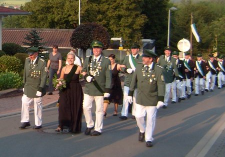 Das Königspaar auf dem Weg zum Festzelt