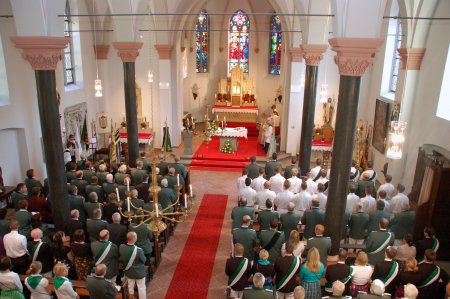 Schützen in der Kirche