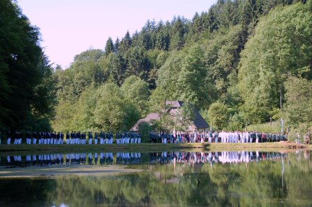 Die Schützen bei der Prozession am Schloßteich