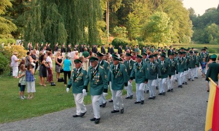 Die Schützen bei der Königskrönung im Schlosshof