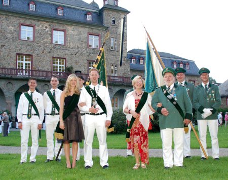 Die neuen Majestäten vor dem Schloß