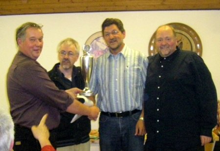 Jürgen Arnold überreicht den Pokal an Wolfgang Blumbergeilnehmer