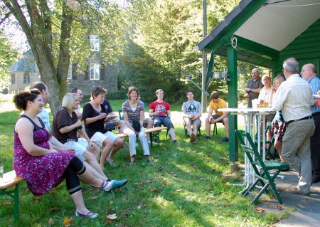 Schützen vor dem Schießstand