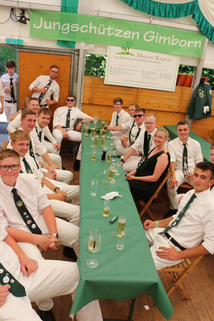 Jungschützen im Festzelt am Schützenfest